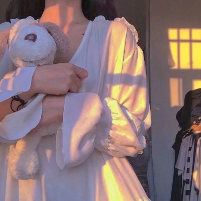 美食广场里的女高中生们在说啥